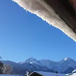 Bunter Hirsch Ferienwohnung im Garmischer Zentrum